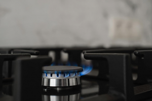 ¿Inducción, vitrocerámica o gas? Guía para elegir la mejor opción en tu reforma de cocina