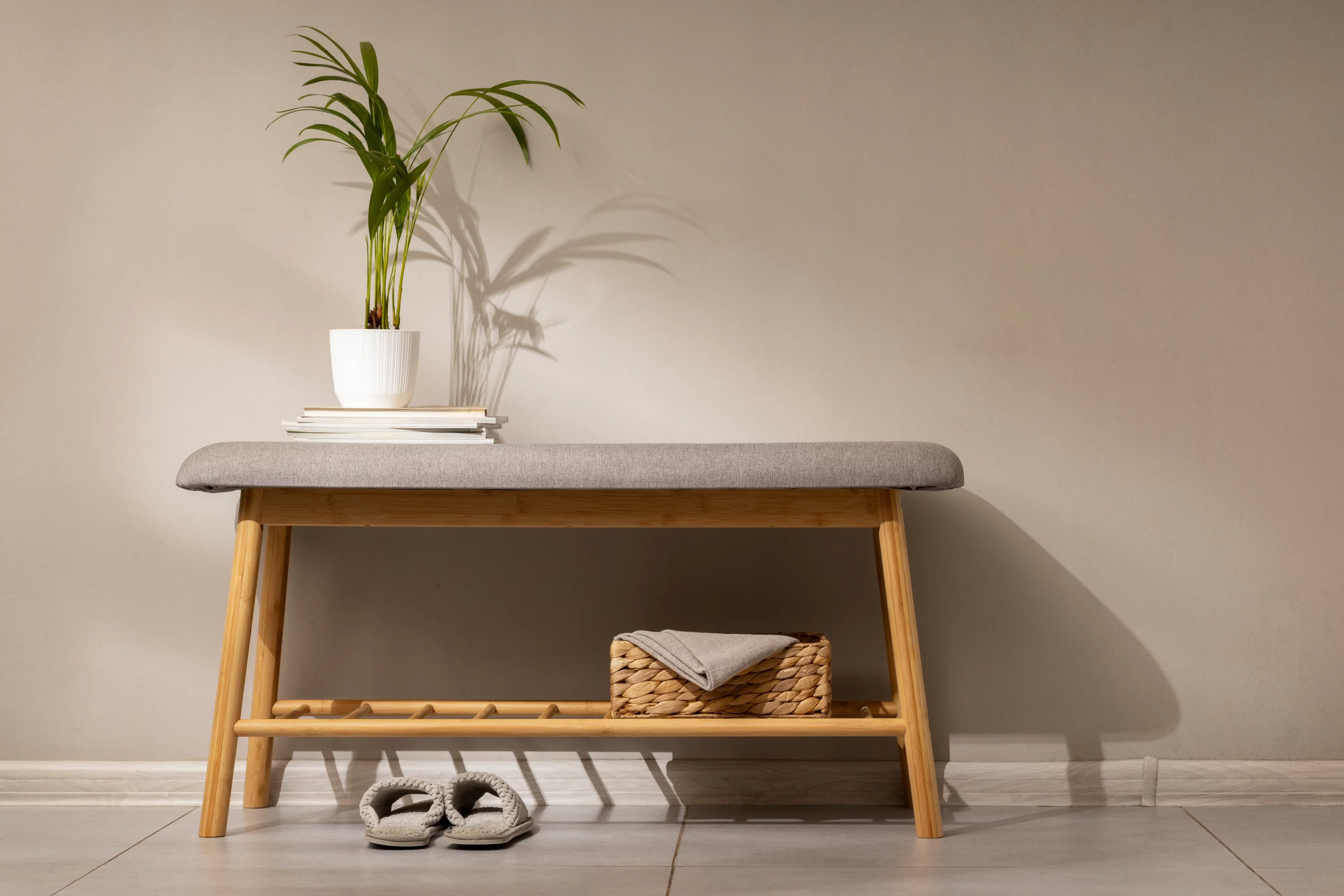 Recibidor moderno y organizado con mueble auxiliar y espejo decorativo